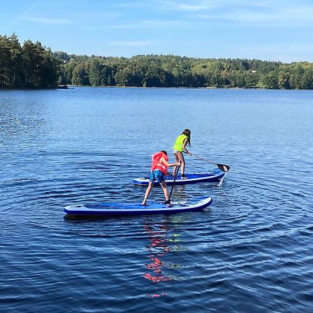 Sjoenaera Stuga Med Bat Och Bastu Ramkvilla Luaran gambar