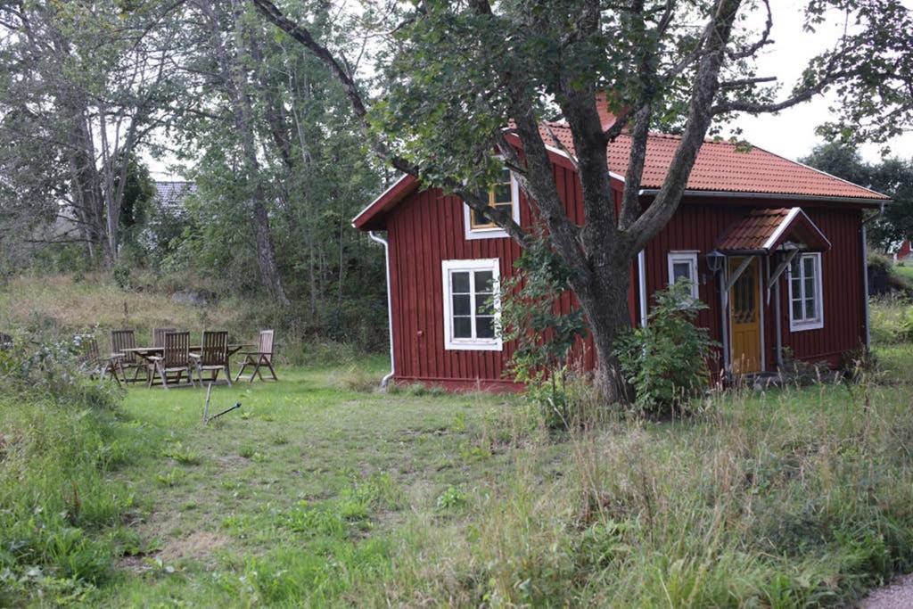 Sjoenaera Stuga Med Bat Och Bastu Ramkvilla Luaran gambar