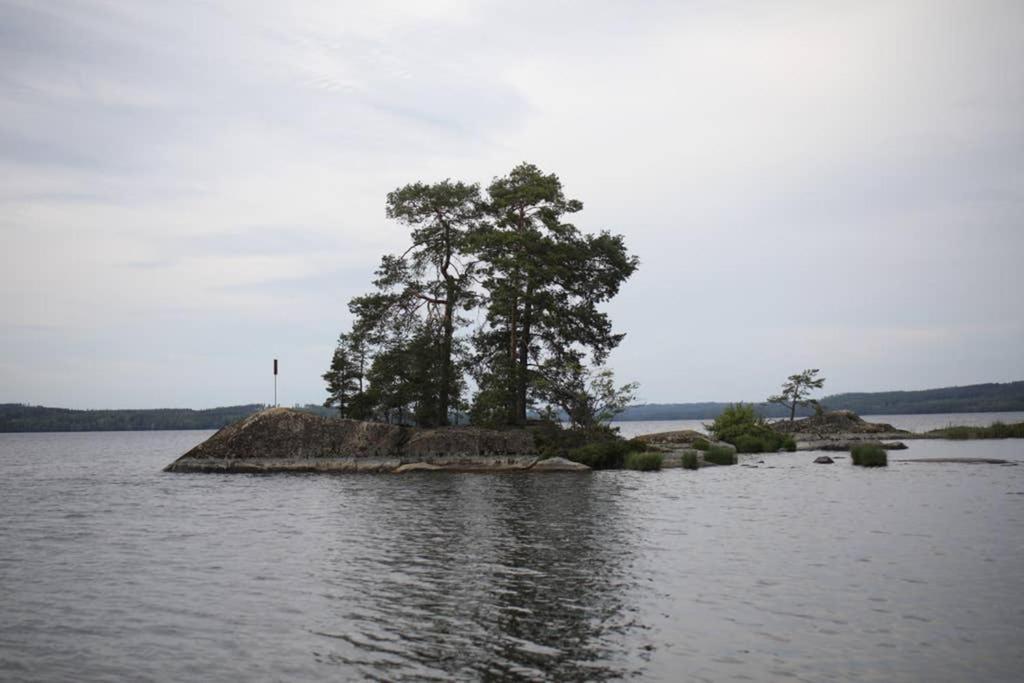 Sjoenaera Stuga Med Bat Och Bastu Ramkvilla Luaran gambar