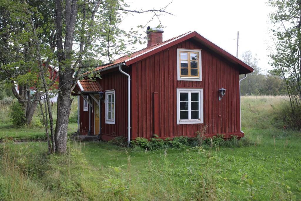 Sjoenaera Stuga Med Bat Och Bastu Ramkvilla Luaran gambar