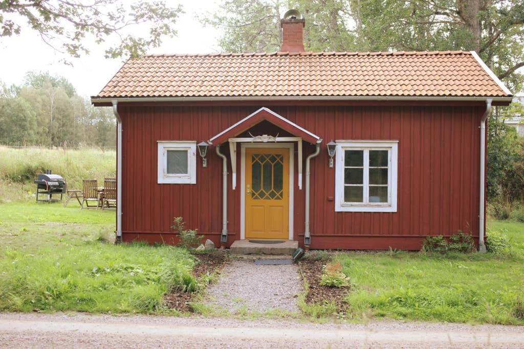 Sjoenaera Stuga Med Bat Och Bastu Ramkvilla Luaran gambar