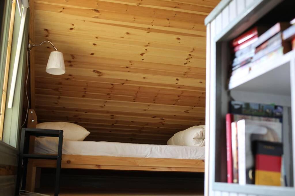 Sjoenaera Stuga Med Bat Och Bastu Ramkvilla Luaran gambar