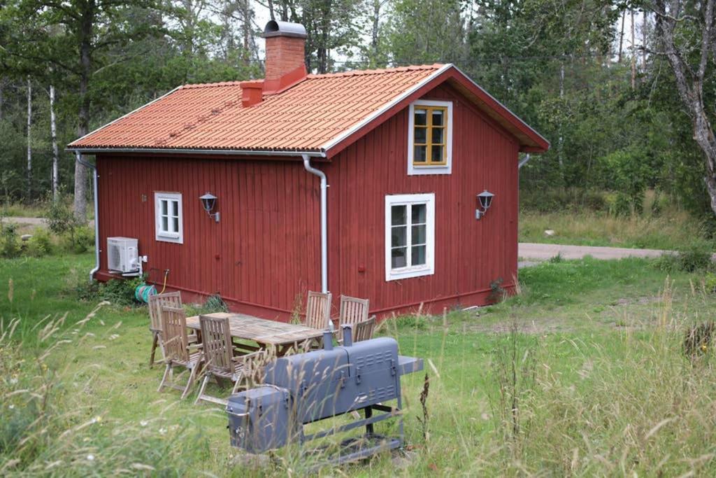 Sjoenaera Stuga Med Bat Och Bastu Ramkvilla Luaran gambar