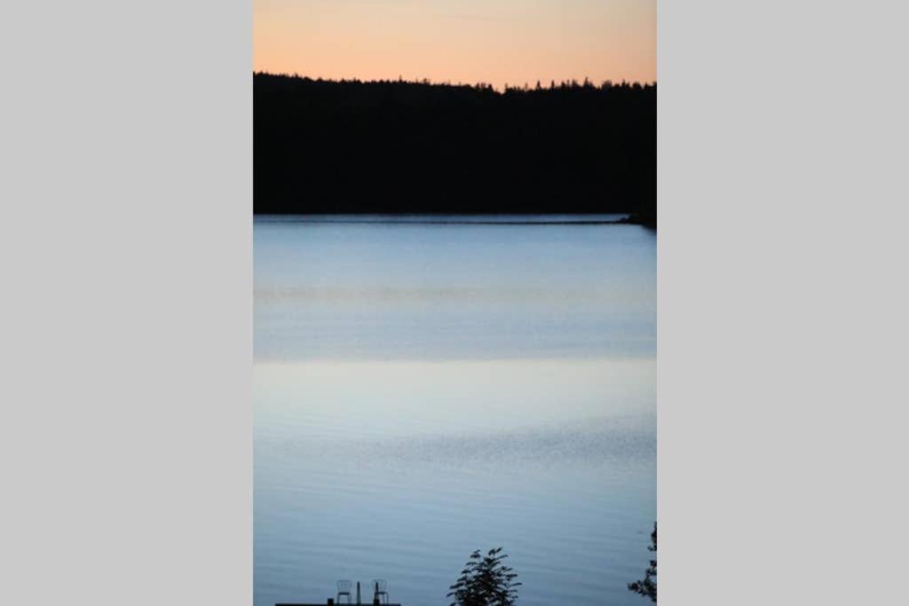 Sjoenaera Stuga Med Bat Och Bastu Ramkvilla Luaran gambar