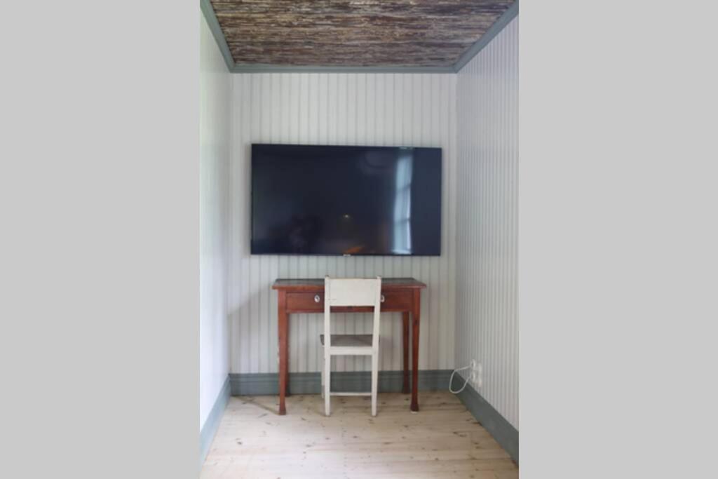 Sjoenaera Stuga Med Bat Och Bastu Ramkvilla Luaran gambar